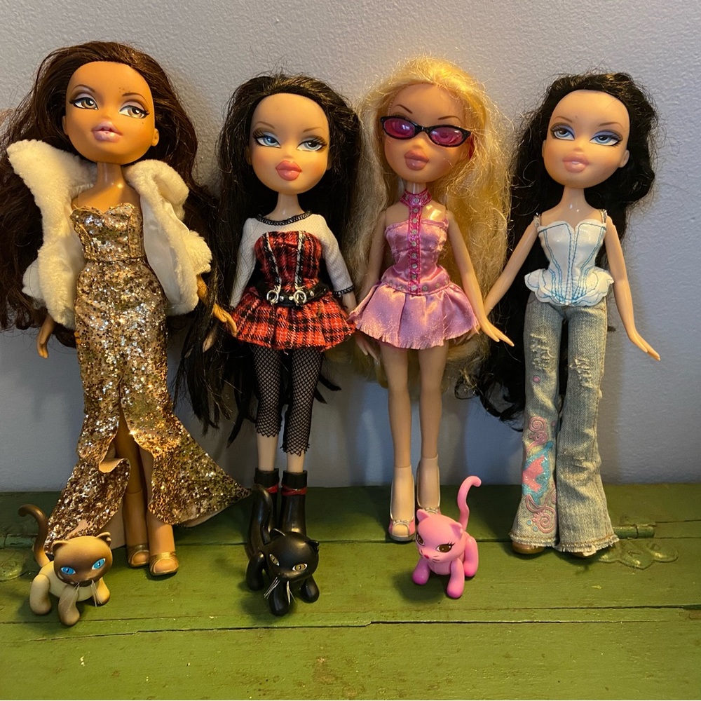Lot of Bratz dolls and accessories (43 pcs)